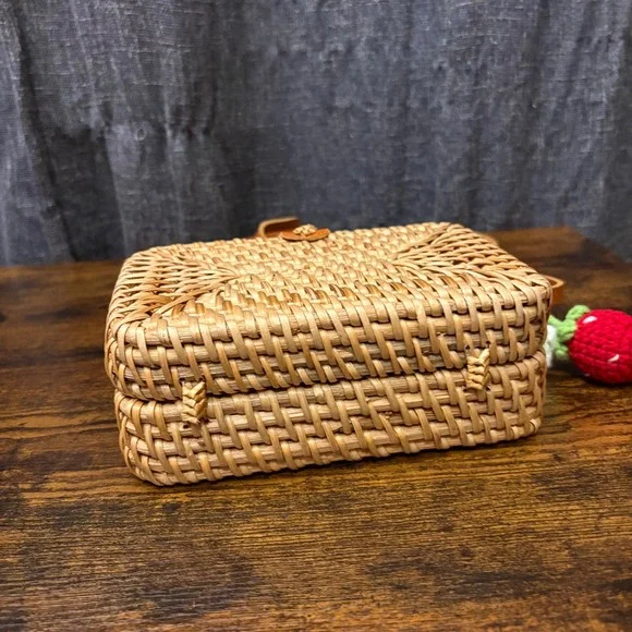 NWT Rattan Woven Picnic Basket Crossbody Bag Leather Strap Strawberry Charm - Picture 5 of 7